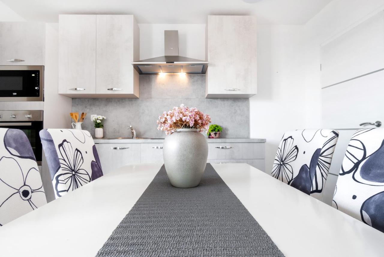 Apartments And Rooms Vuleta, Close To The Beach Makarska Bagian luar foto