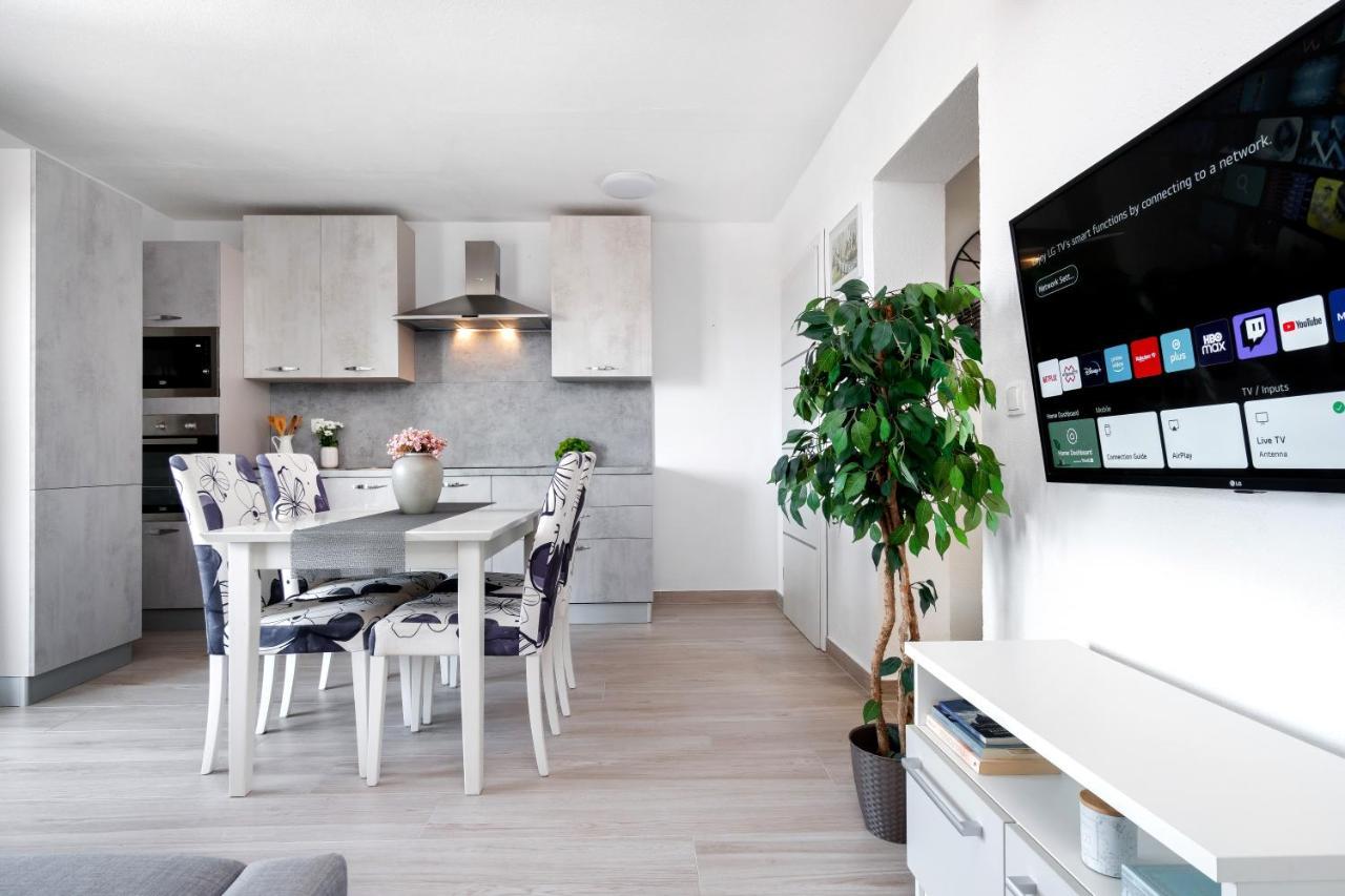 Apartments And Rooms Vuleta, Close To The Beach Makarska Bagian luar foto