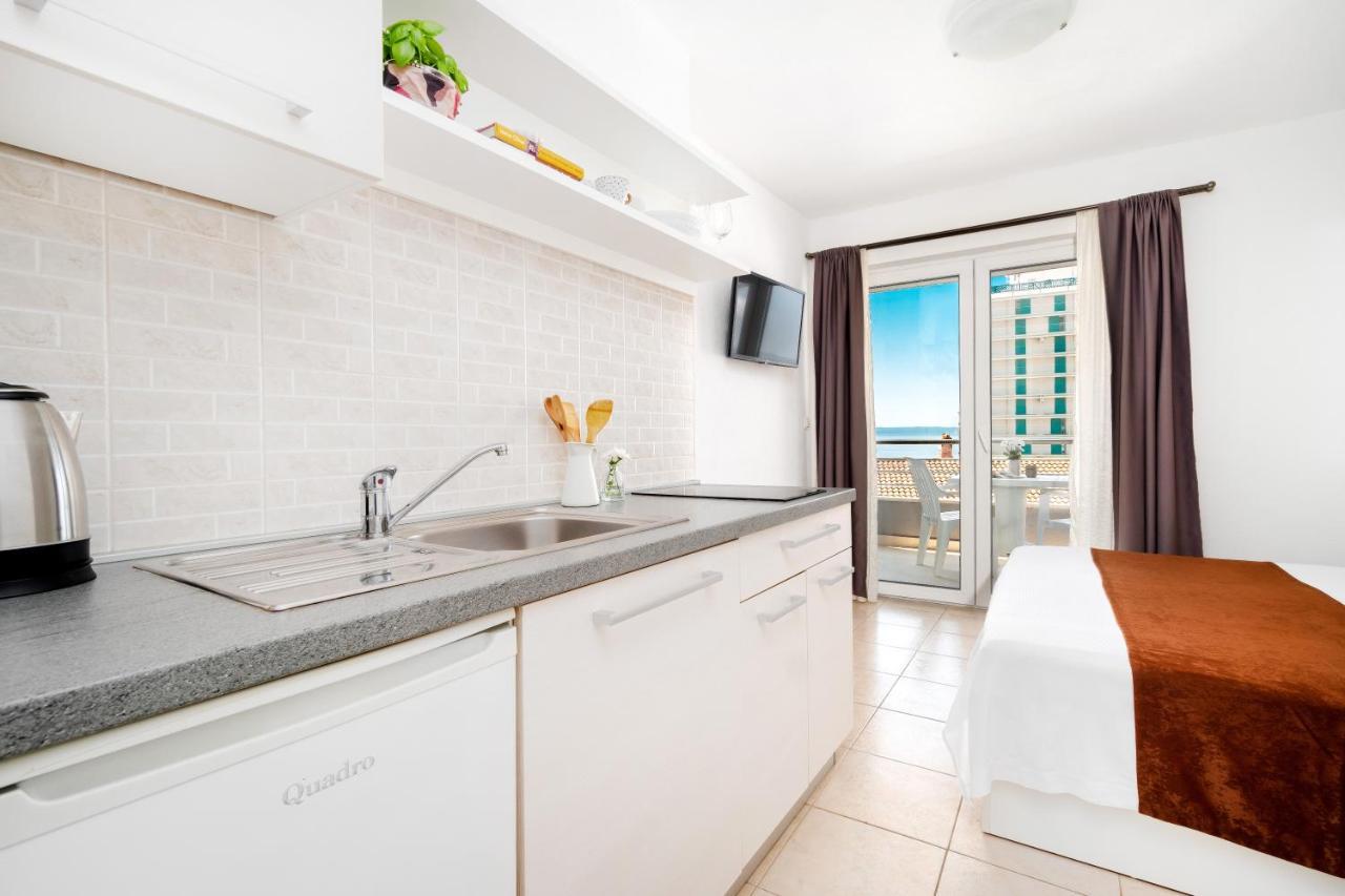 Apartments And Rooms Vuleta, Close To The Beach Makarska Bagian luar foto