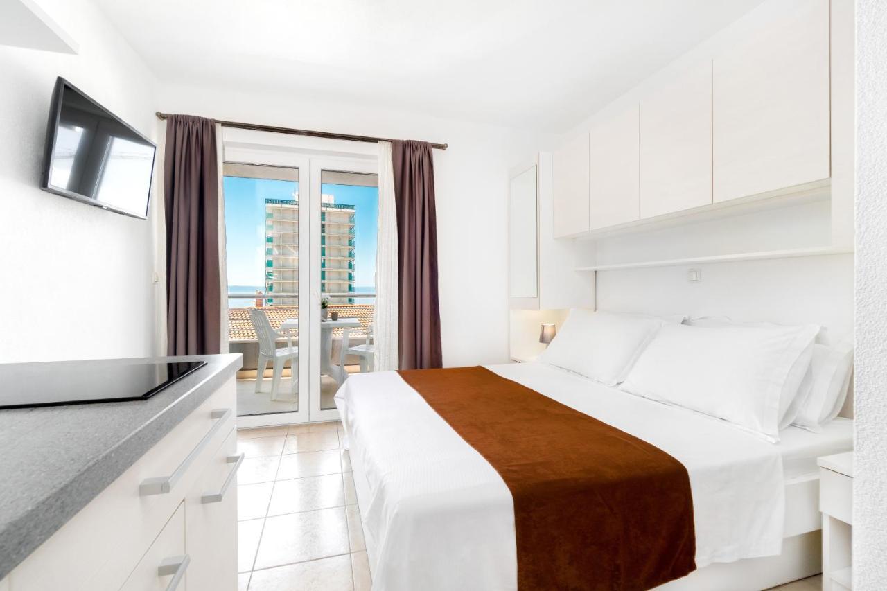 Apartments And Rooms Vuleta, Close To The Beach Makarska Bagian luar foto