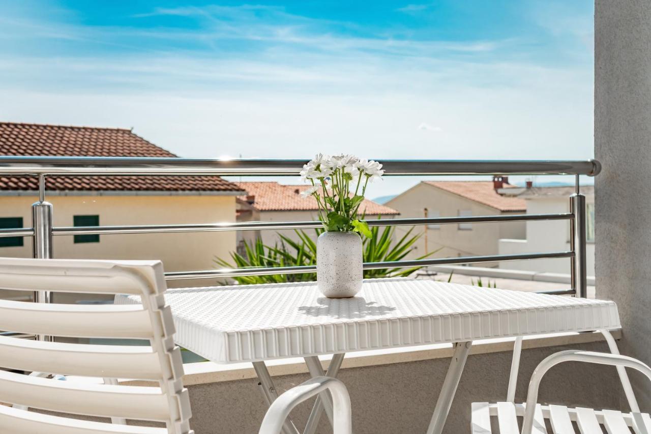 Apartments And Rooms Vuleta, Close To The Beach Makarska Ruang foto