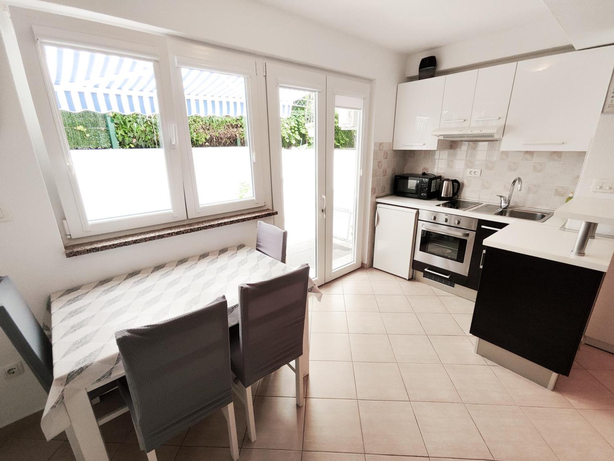 Apartments And Rooms Vuleta, Close To The Beach Makarska Ruang foto