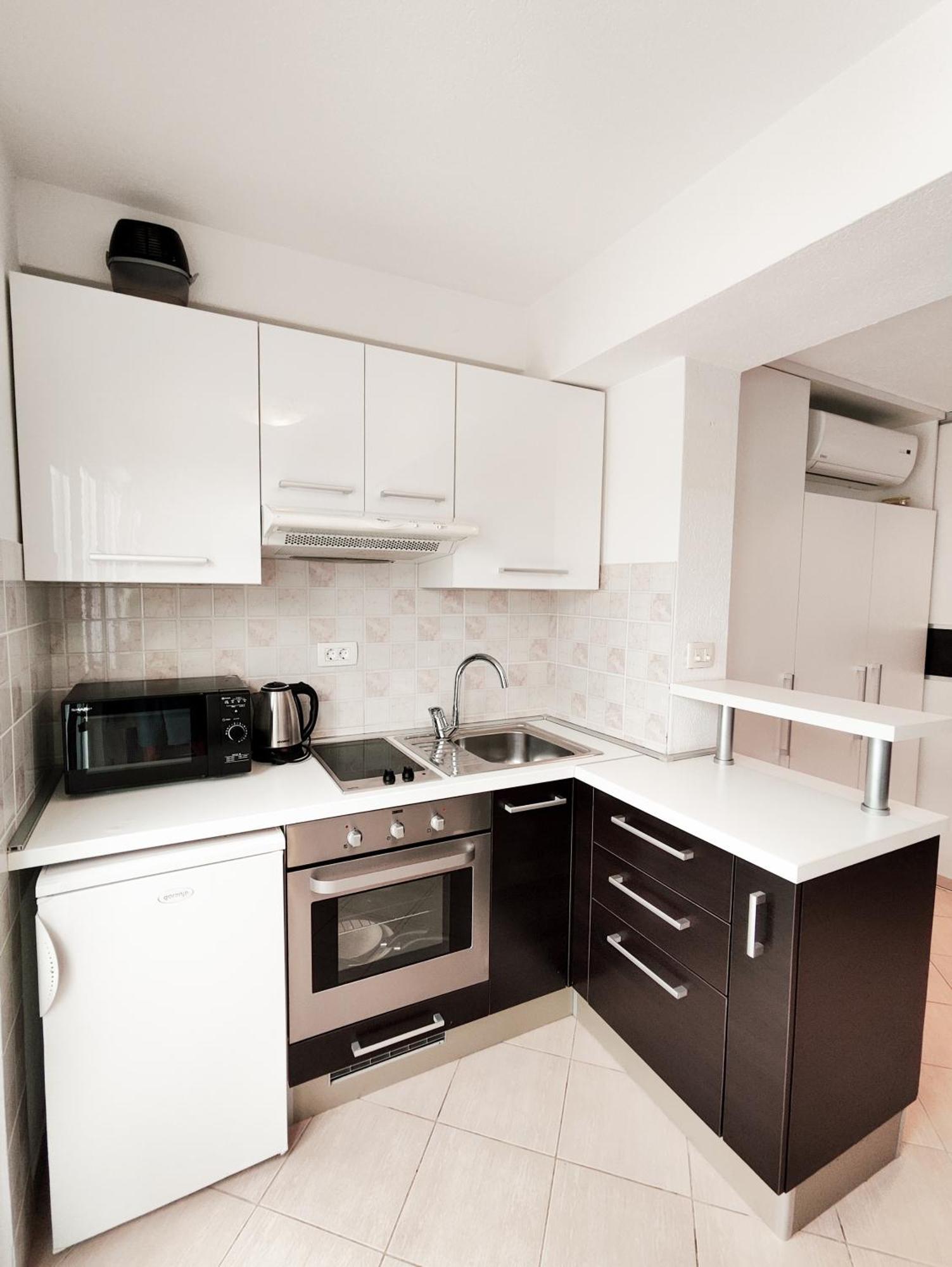 Apartments And Rooms Vuleta, Close To The Beach Makarska Ruang foto