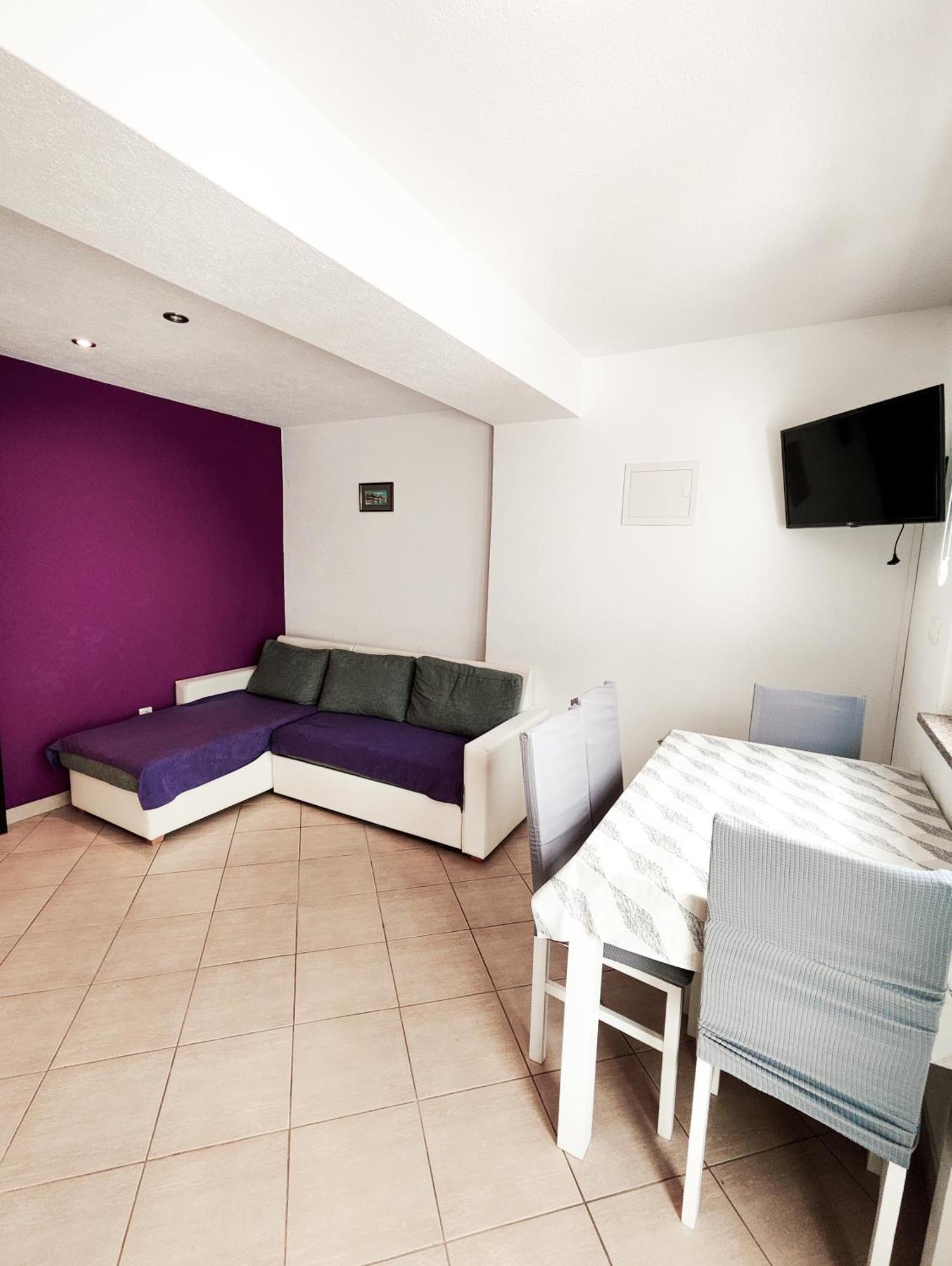 Apartments And Rooms Vuleta, Close To The Beach Makarska Ruang foto