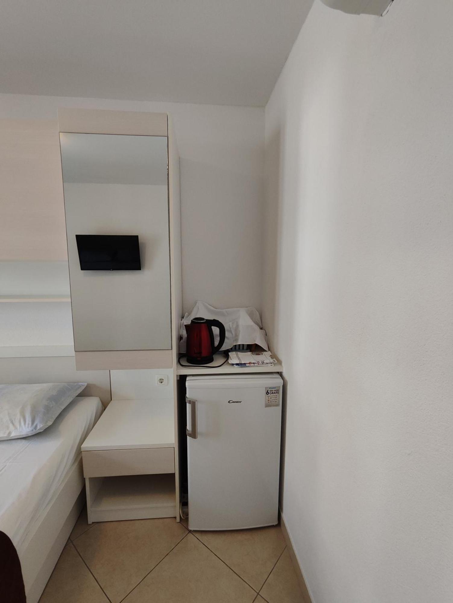 Apartments And Rooms Vuleta, Close To The Beach Makarska Ruang foto
