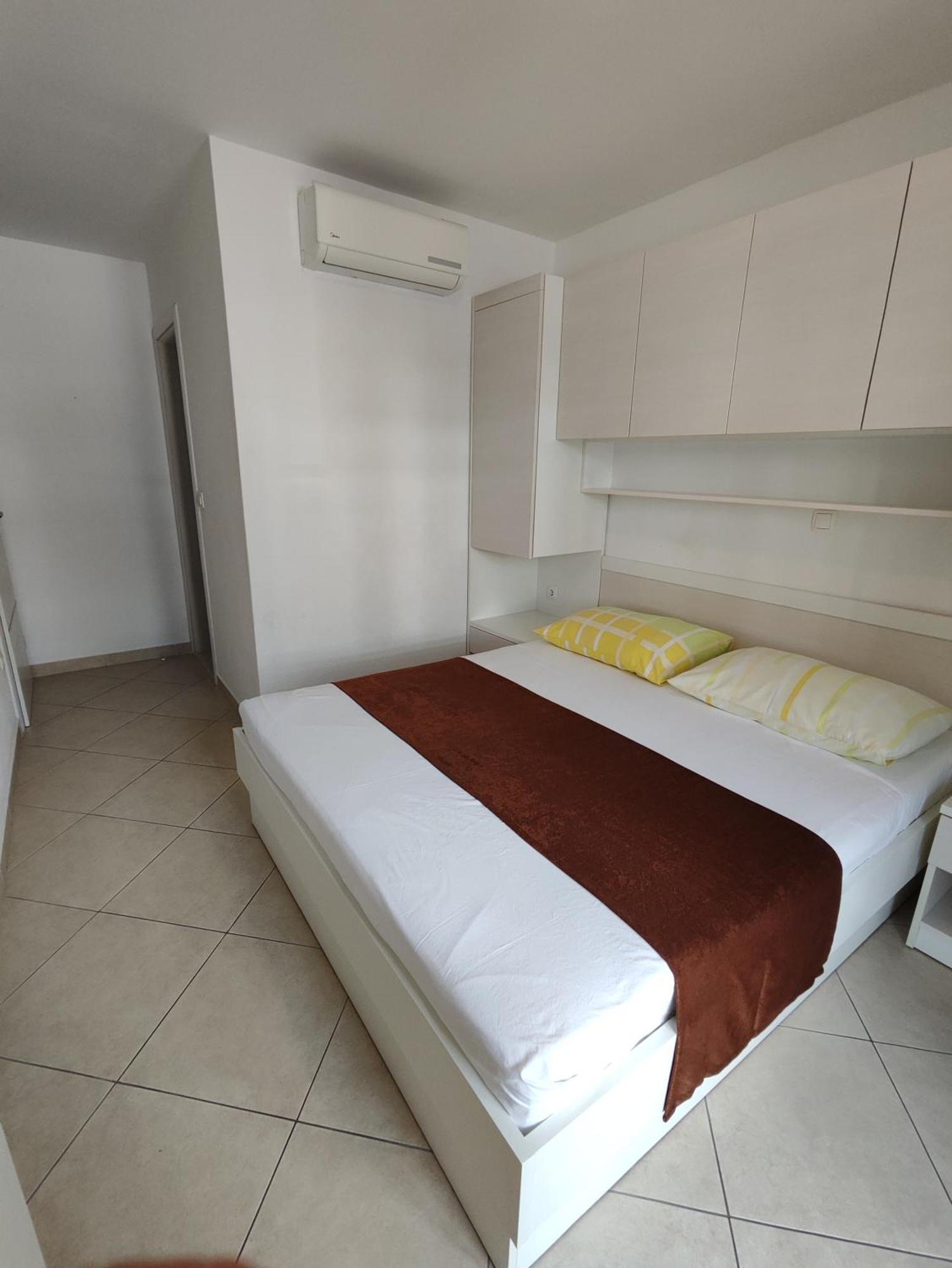 Apartments And Rooms Vuleta, Close To The Beach Makarska Ruang foto