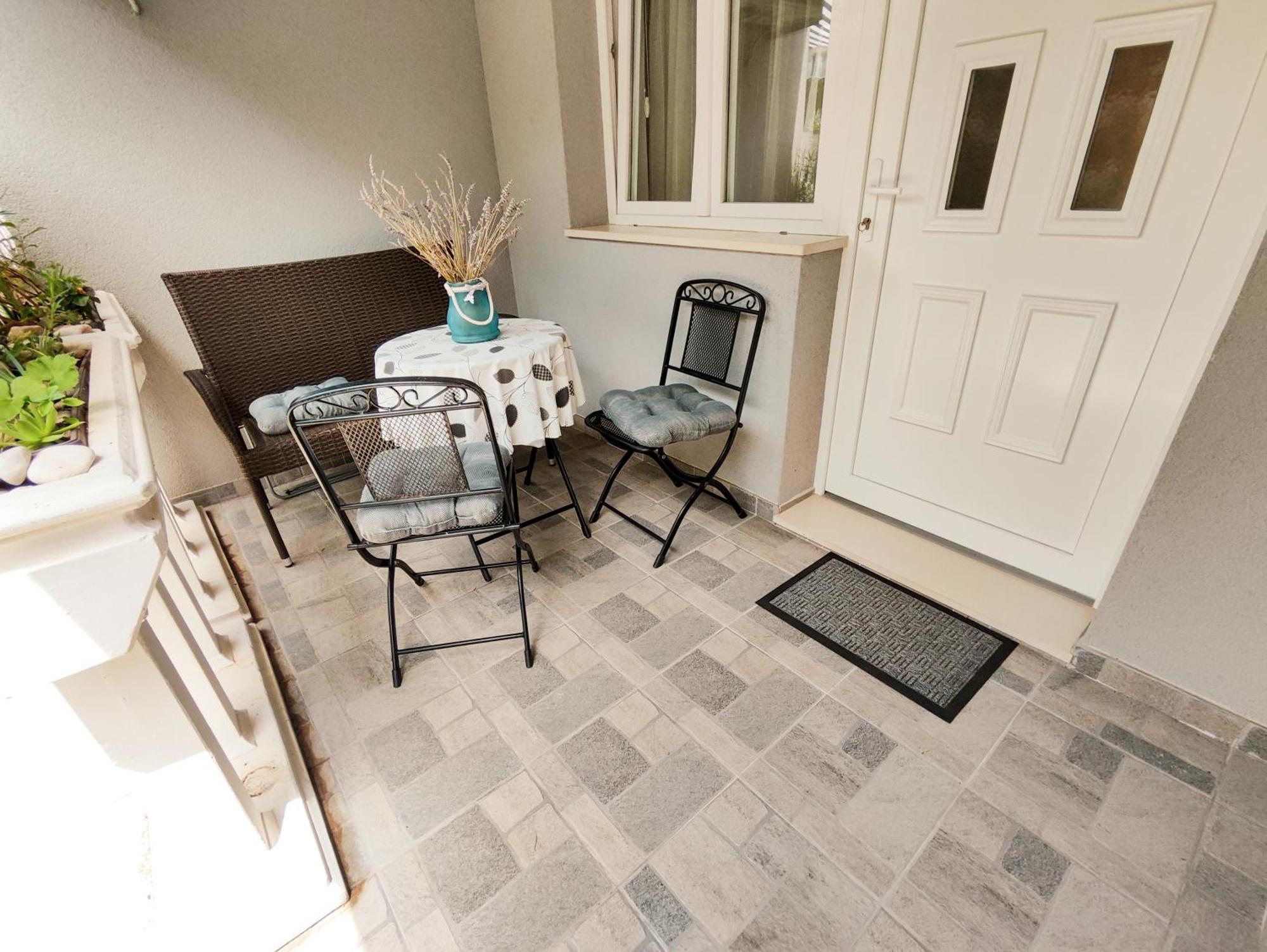 Apartments And Rooms Vuleta, Close To The Beach Makarska Ruang foto