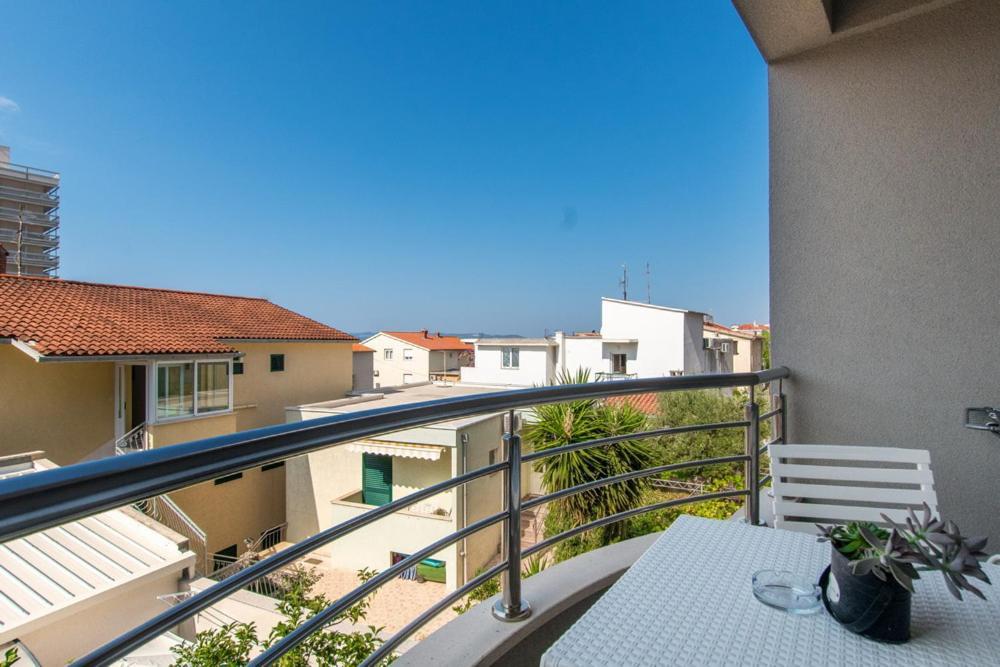 Apartments And Rooms Vuleta, Close To The Beach Makarska Ruang foto