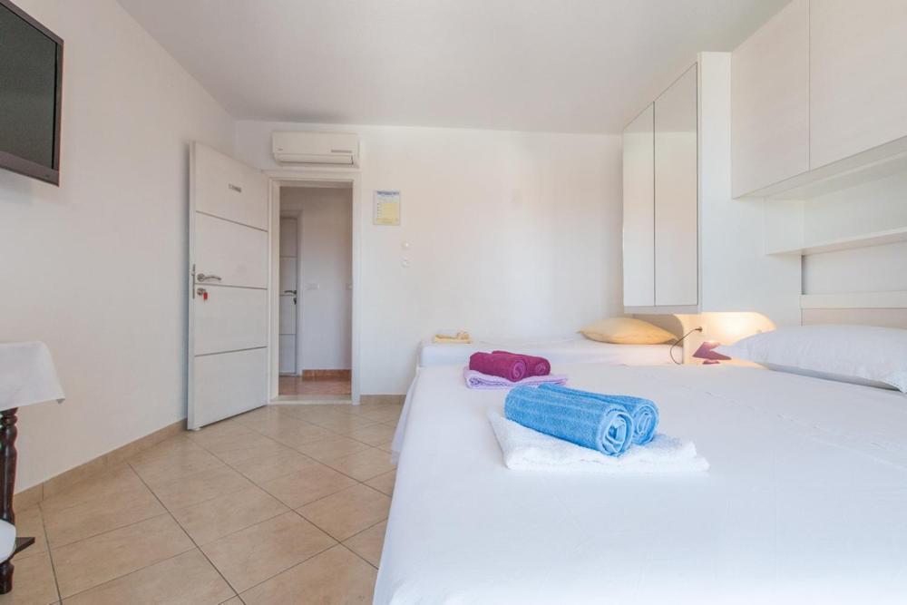 Apartments And Rooms Vuleta, Close To The Beach Makarska Ruang foto